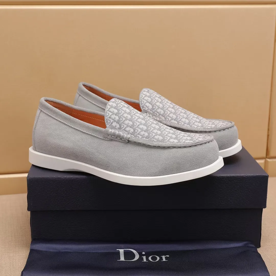 Men's Men's Shoes 💰400 [New Style] 🏍️🏍️Dior - This Dior Granville loafer is a casual dress shoe. Crafted from luxuriously soft beige suede, it features a beige Oblique print panel on the upper. The lightweight cream-white rubber sole is more sophisticated. The Dior Oblique pattern is engraved on the outsole to enhance the style, and the Dior logo is engraved on the back side. Adds elegance to any casual look.